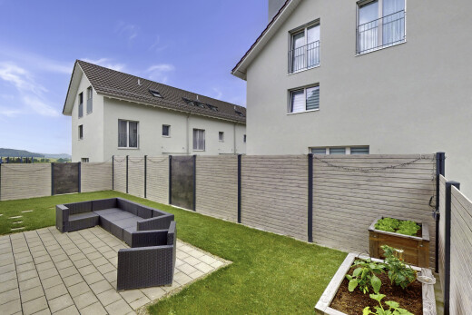 außenansicht mit stuckverkleidung, zaun, wohnraum im freien, day time, und rasen