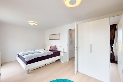 zimmer / schlafzimmer mit holzfußboden, wood finish floor, inside property, gipskartonwand, und drywall