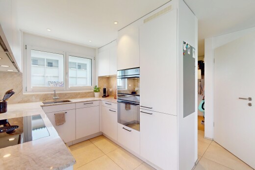 küche mit weiße schränke, natural light, natürliches licht, doppel backofen, und inside property