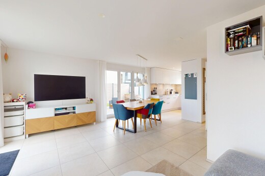 wohn- / esszimmer mit drywall, gipskartonwand, fernseher, inside property, und natural light