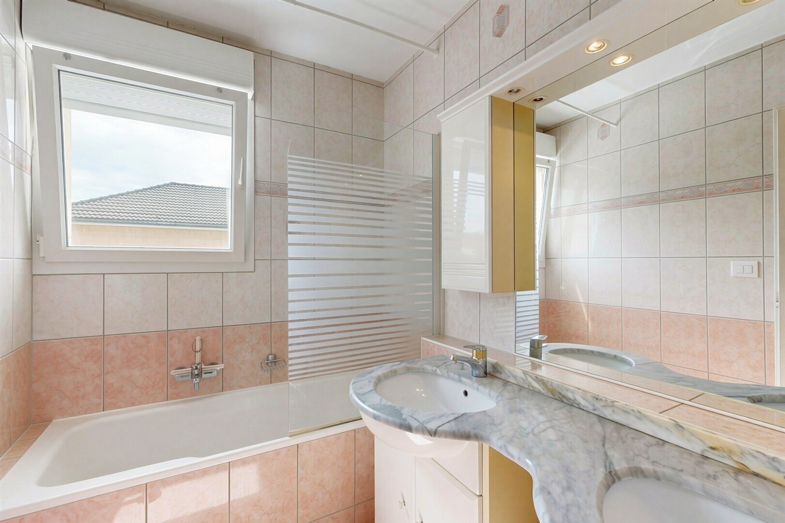salle de bains avec double vasque, salle de bain complète, inside property, mur en carrelage, et tile wall