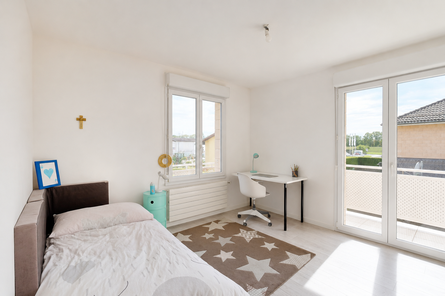 chambre avec accès à l'extérieur, cloison sèche, drywall, espace bureau, et inside property