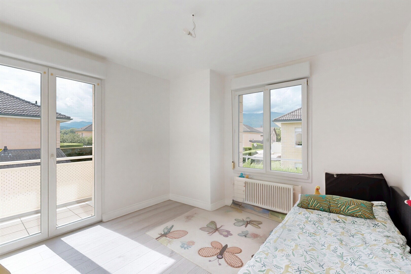 chambre avec accès à l'extérieur, radiateur, drywall, cloison sèche, et baseboards wall