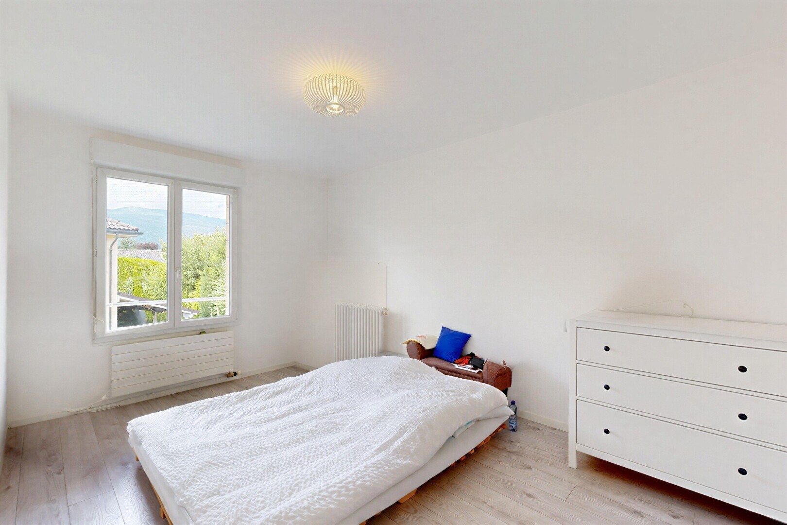 chambre avec sol en finition bois, wood finish floor, radiateur, cloison sèche, et drywall