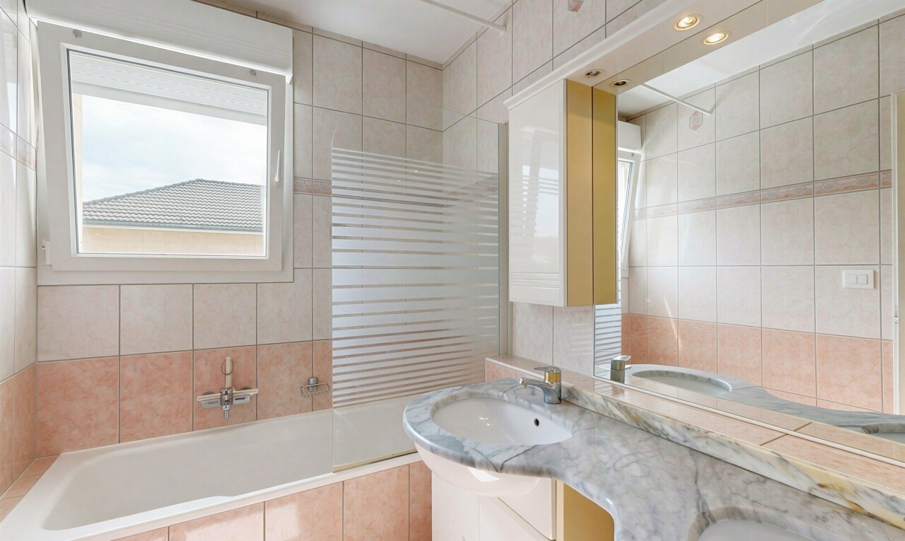 salle de bains avec double vasque, salle de bain complète, inside property, mur en carrelage, et tile wall