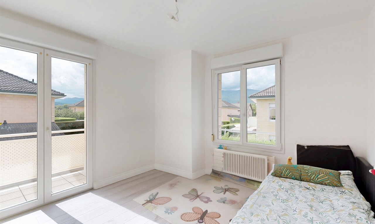 chambre avec accès à l'extérieur, radiateur, drywall, cloison sèche, et baseboards wall