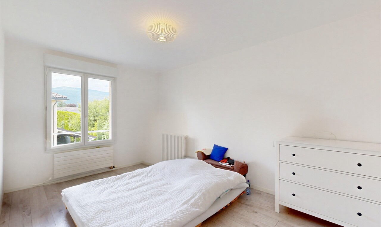 chambre avec sol en finition bois, wood finish floor, radiateur, cloison sèche, et drywall