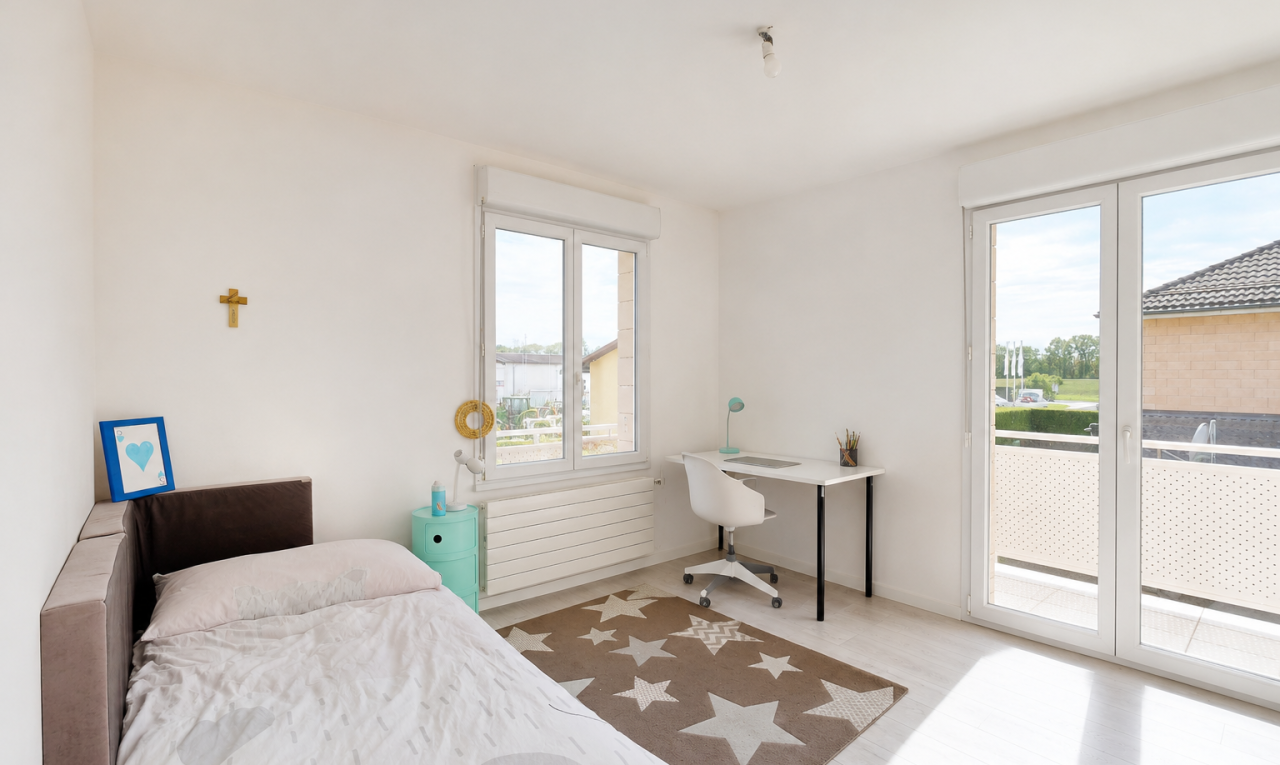 chambre avec accès à l'extérieur, cloison sèche, drywall, espace bureau, et inside property
