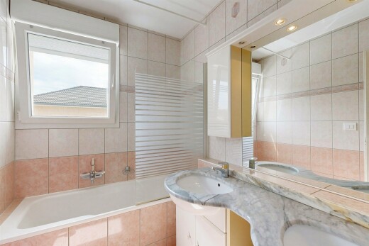 bad mit doppelwaschtisch, komplettes badezimmer, inside property, fliesenwand, und tile wall