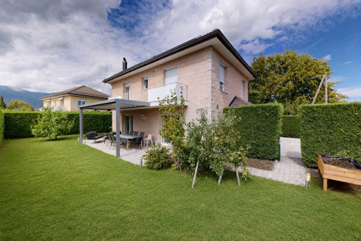 façade avec pelouse, property visible, from property, et terrasse