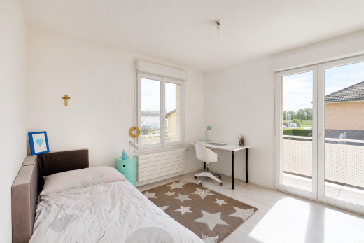 chambre avec accès à l'extérieur, cloison sèche, drywall, espace bureau, et inside property