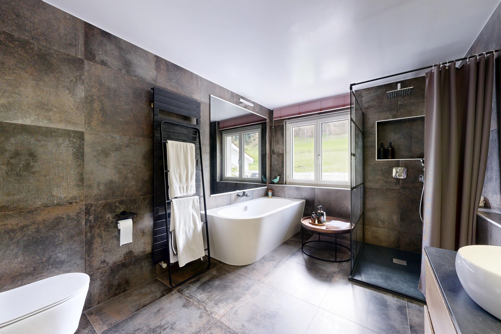 salle de bains avec mur en carrelage, tile wall, bain, lavabo (ou coiffeuse selon le contexte), et salle de bain complète
