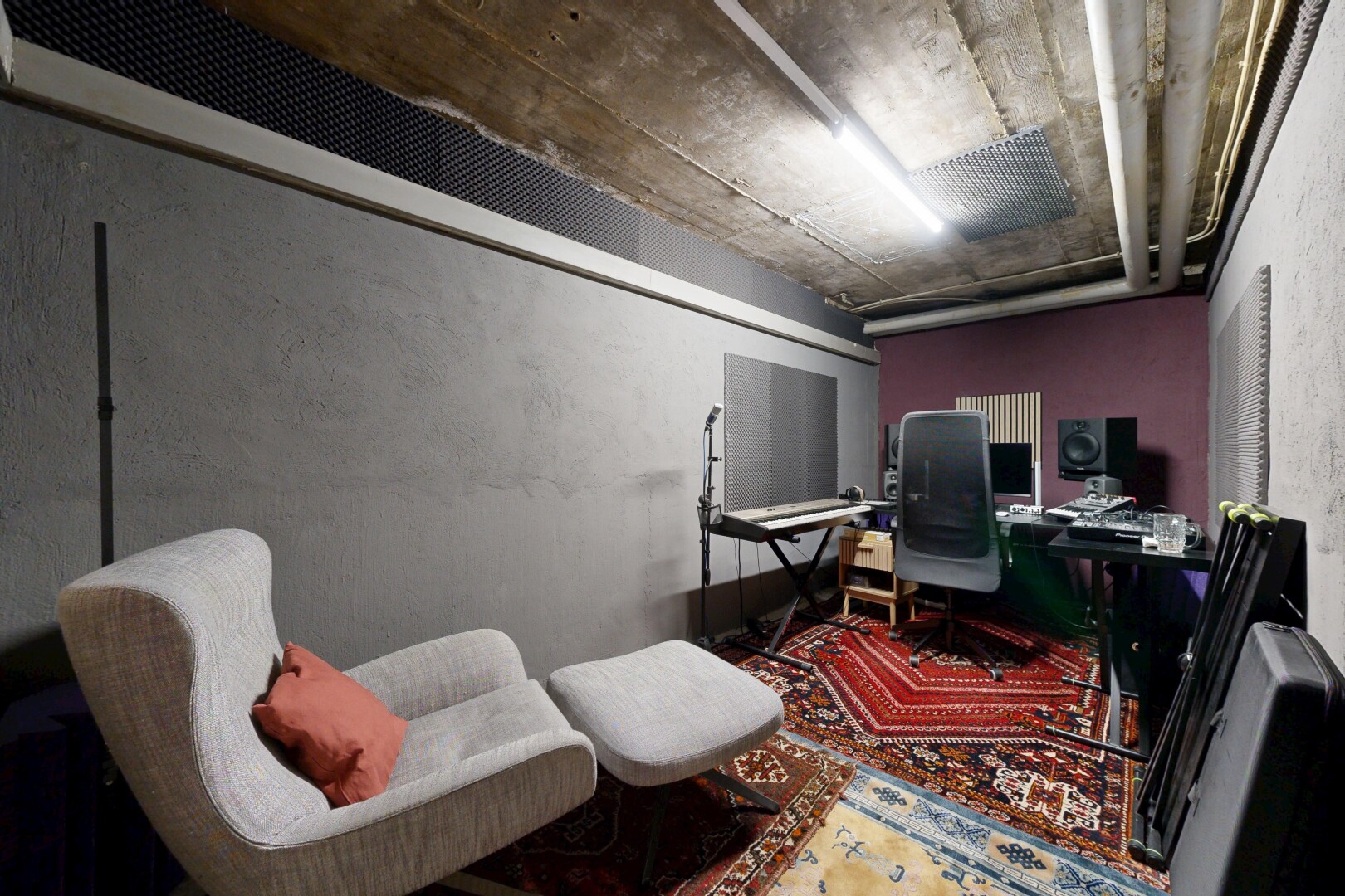 bureau avec inside property, espace bureau, plafond en béton, et concrete ceiling