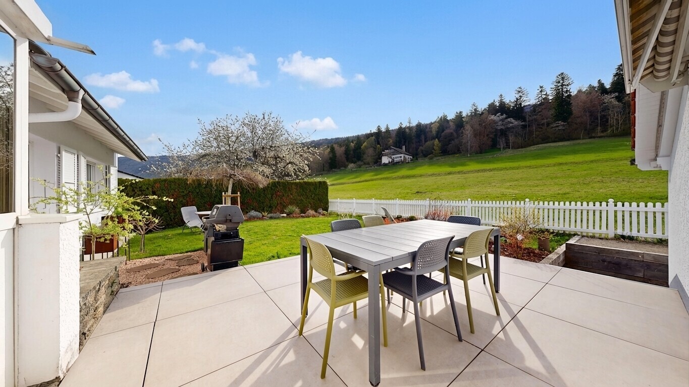 terrasse avec from property, coin repas extérieur, terrasse, pelouse, et clôture