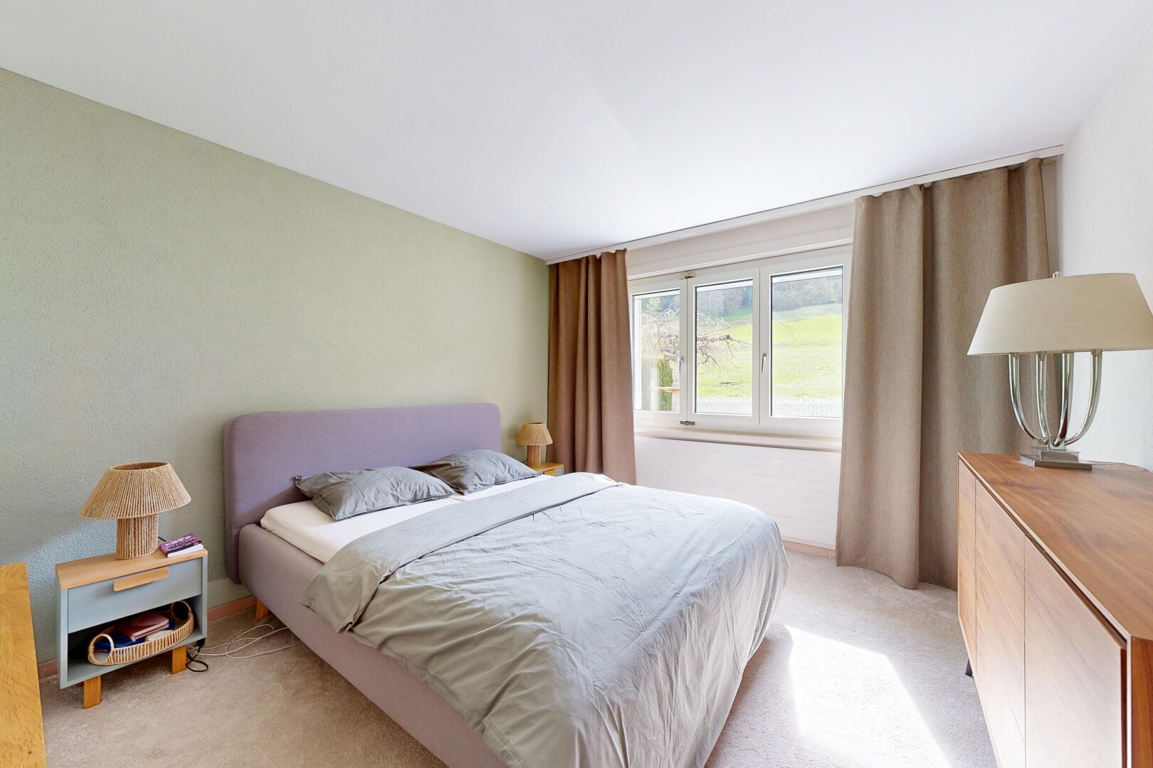 chambre avec inside property, moquette, carpet, lumière naturelle, et natural light