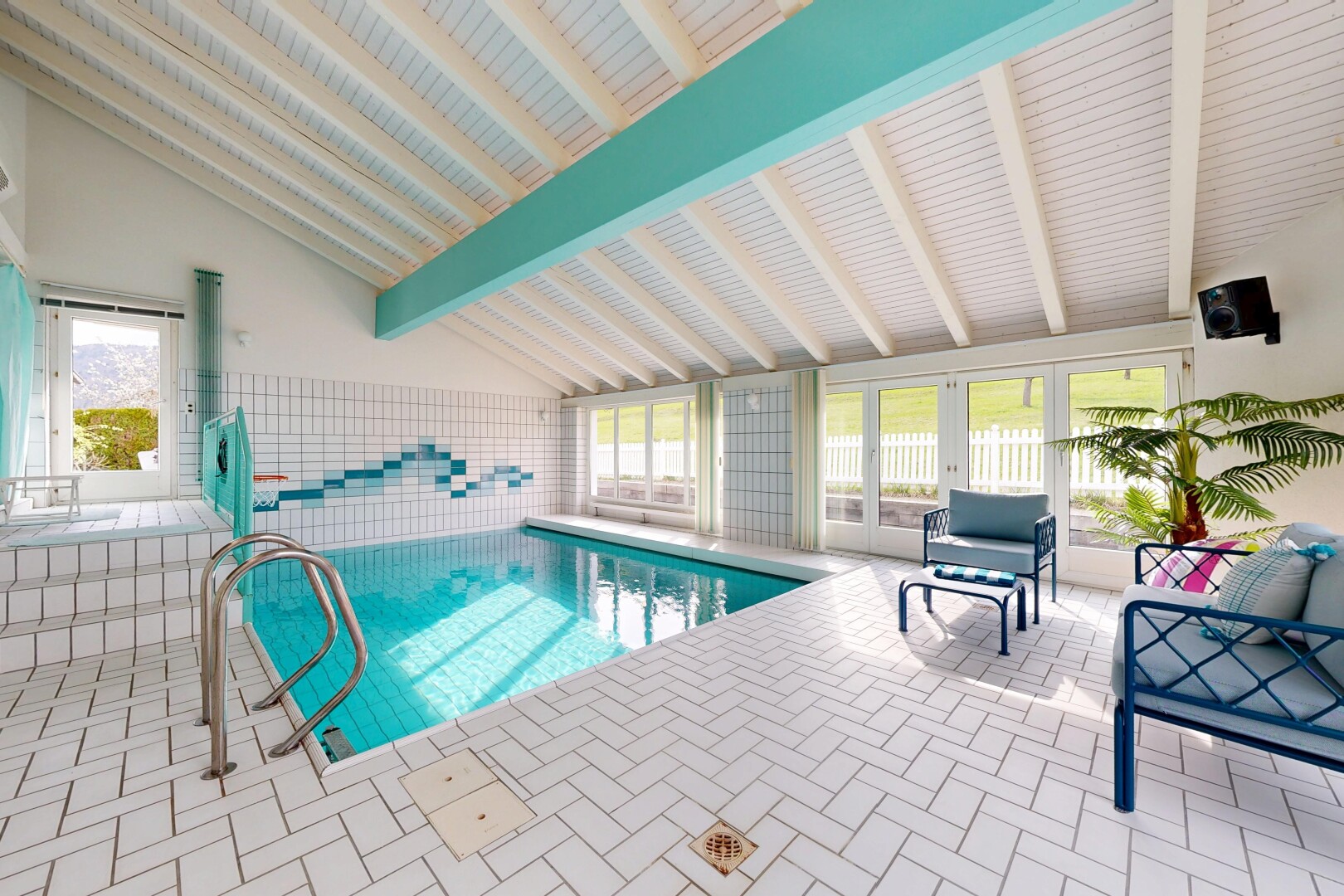piscine avec piscine, rampe, et télévision