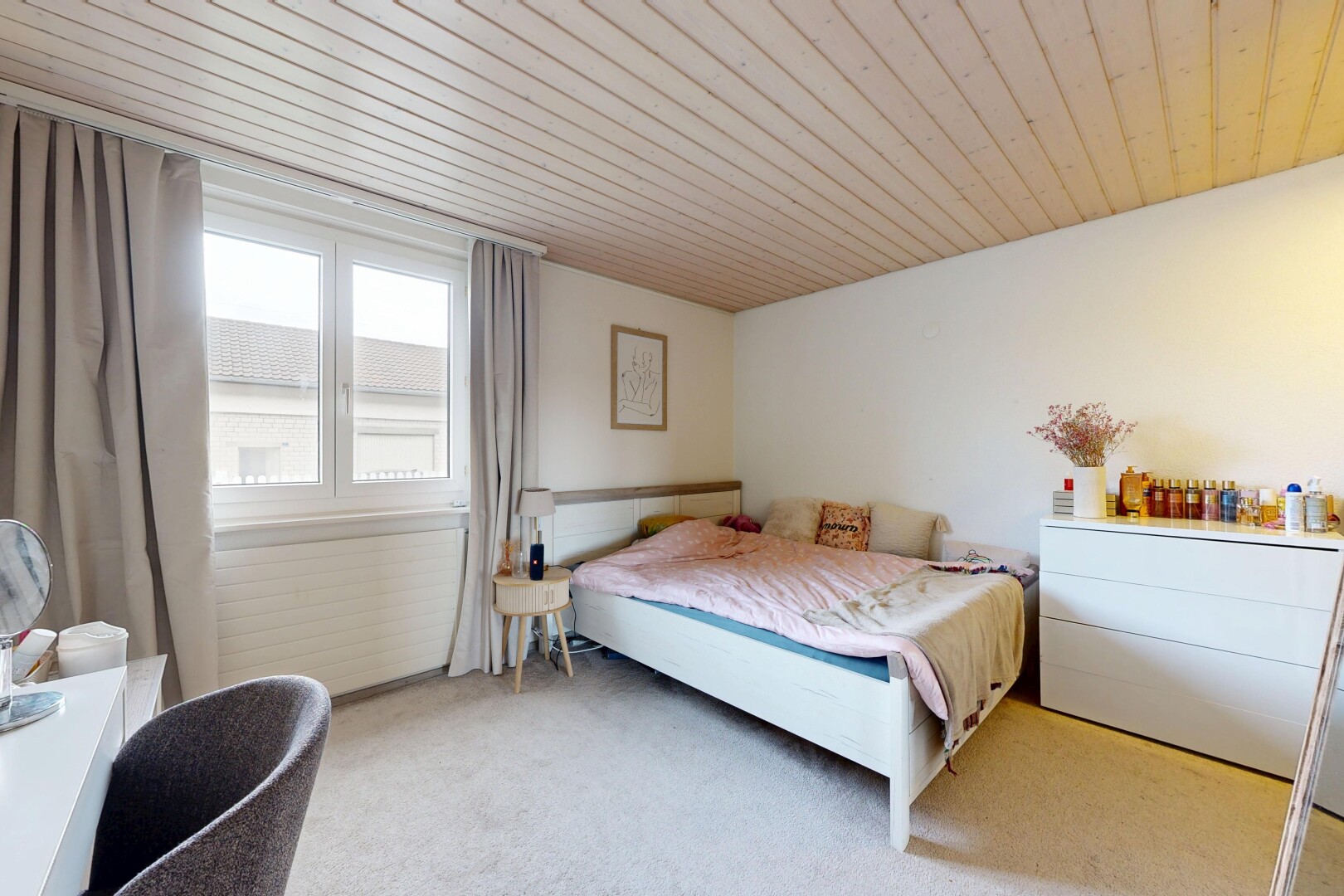 chambre avec wood ceiling, plafond en bois, natural light, lumière naturelle, et inside property