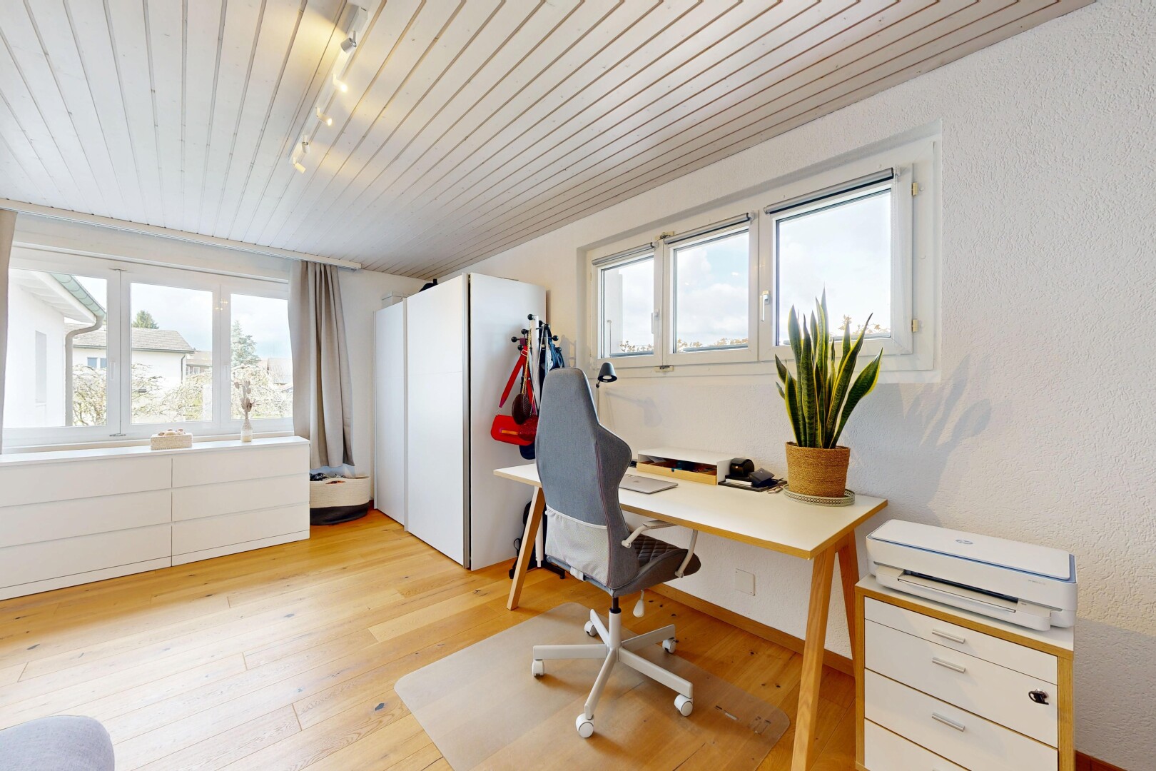 bureau avec éclairage sur rail, track lighting, lumière naturelle, natural light, et espace bureau