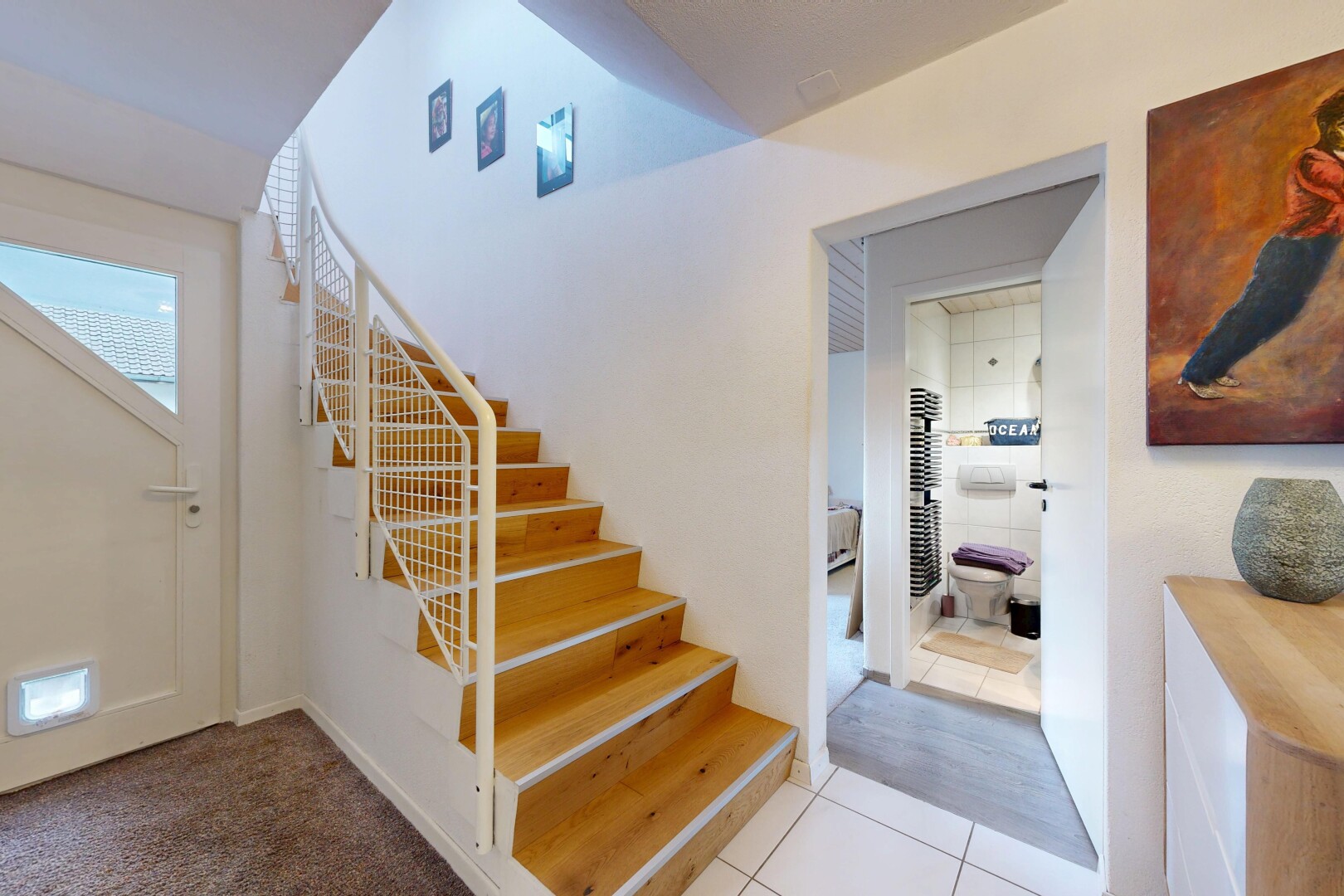 escaliers avec inside property, escaliers, tile floor, sol en carrelage, et drywall