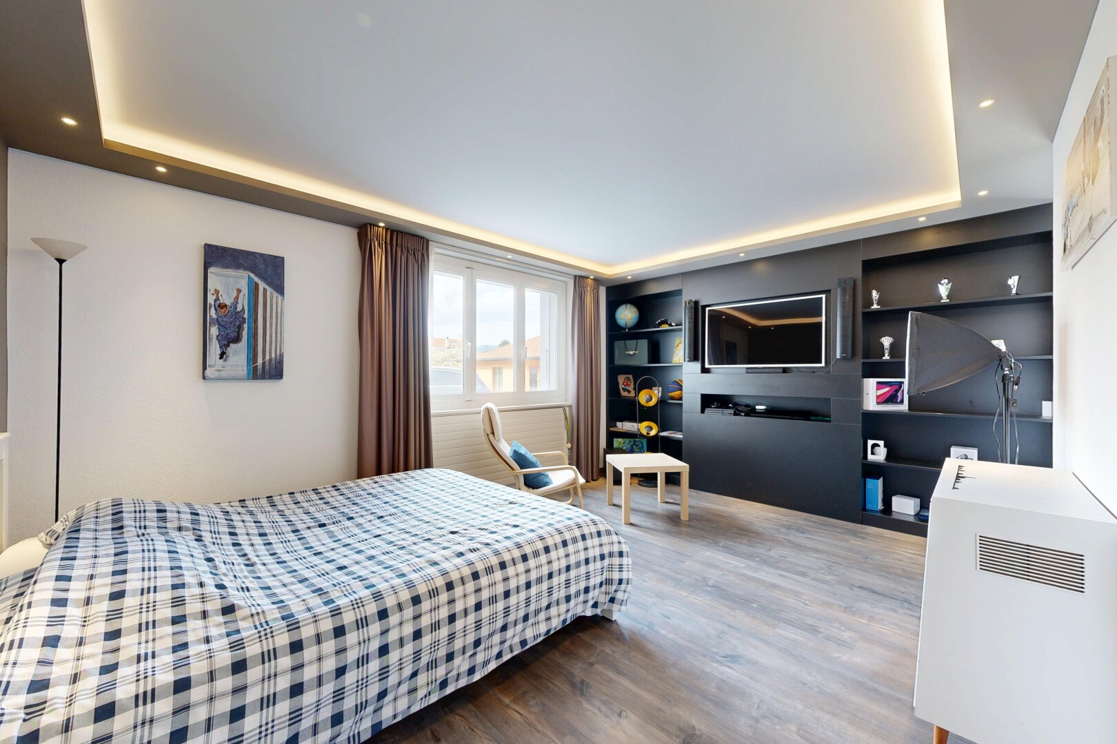 chambre avec éclairage encastré, recessed lighting, inside property, déshumidificateur, et télévision