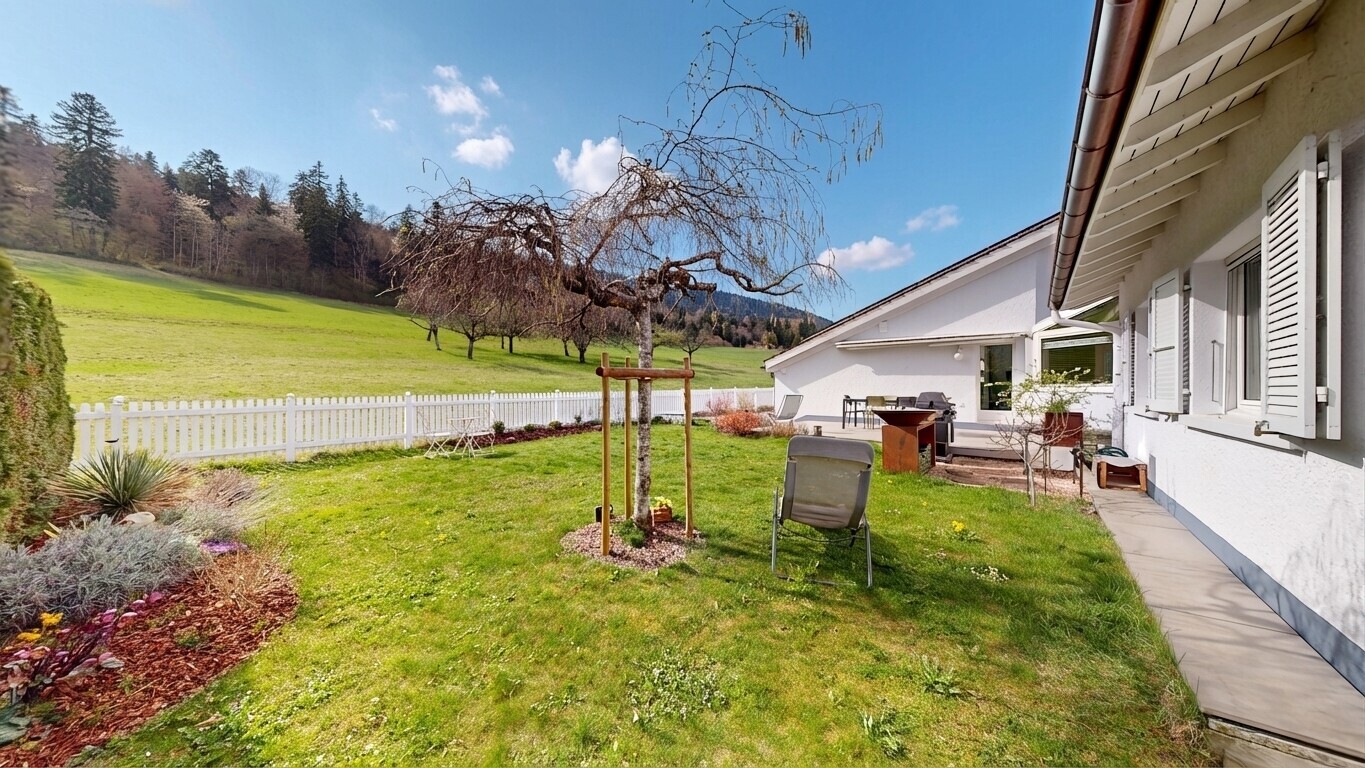 jardin avec from property, pelouse, day time, clôture, et terrasse