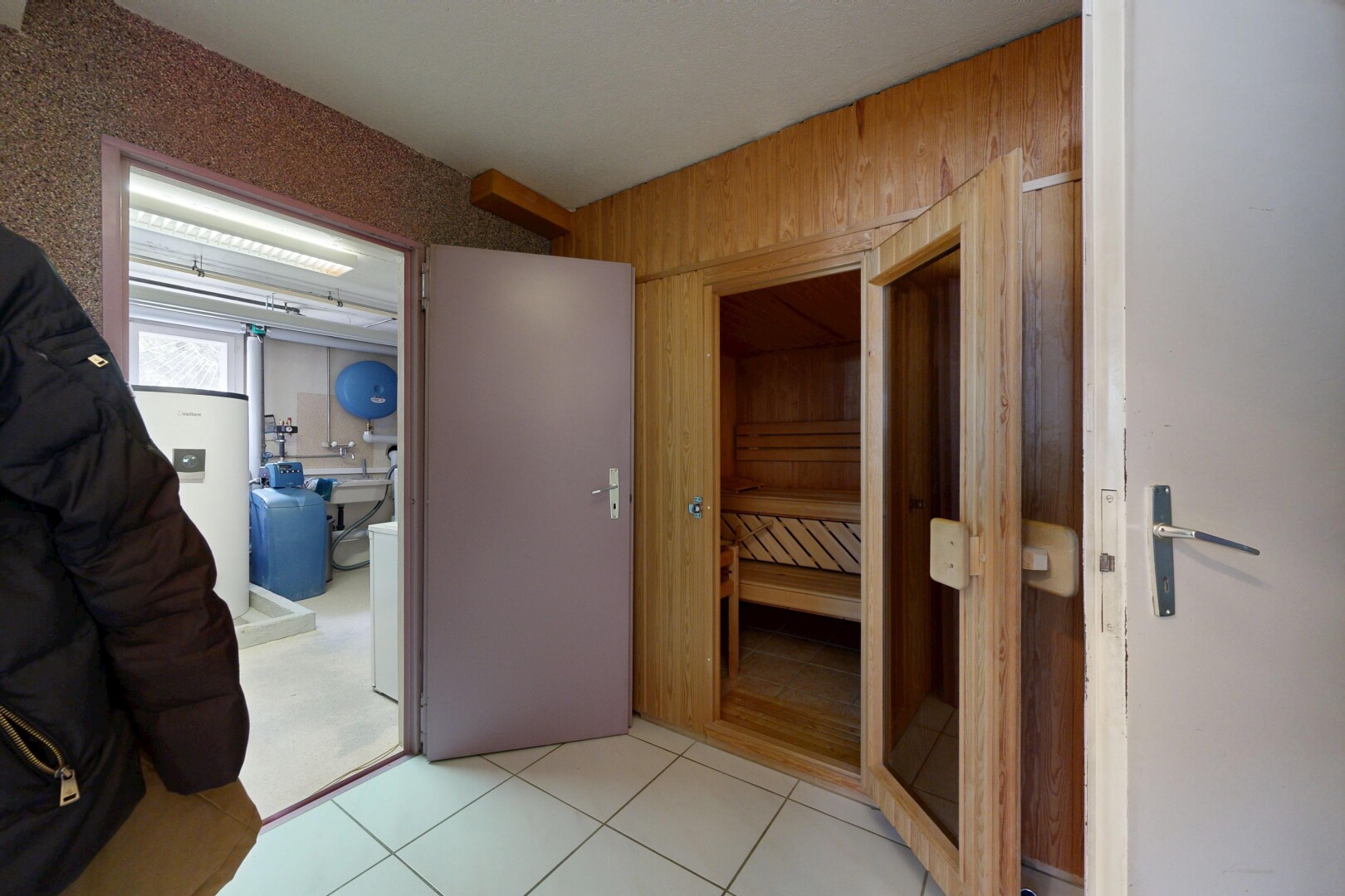chambre avec inside property, light floor, sauna, sol en carrelage, et tile floor