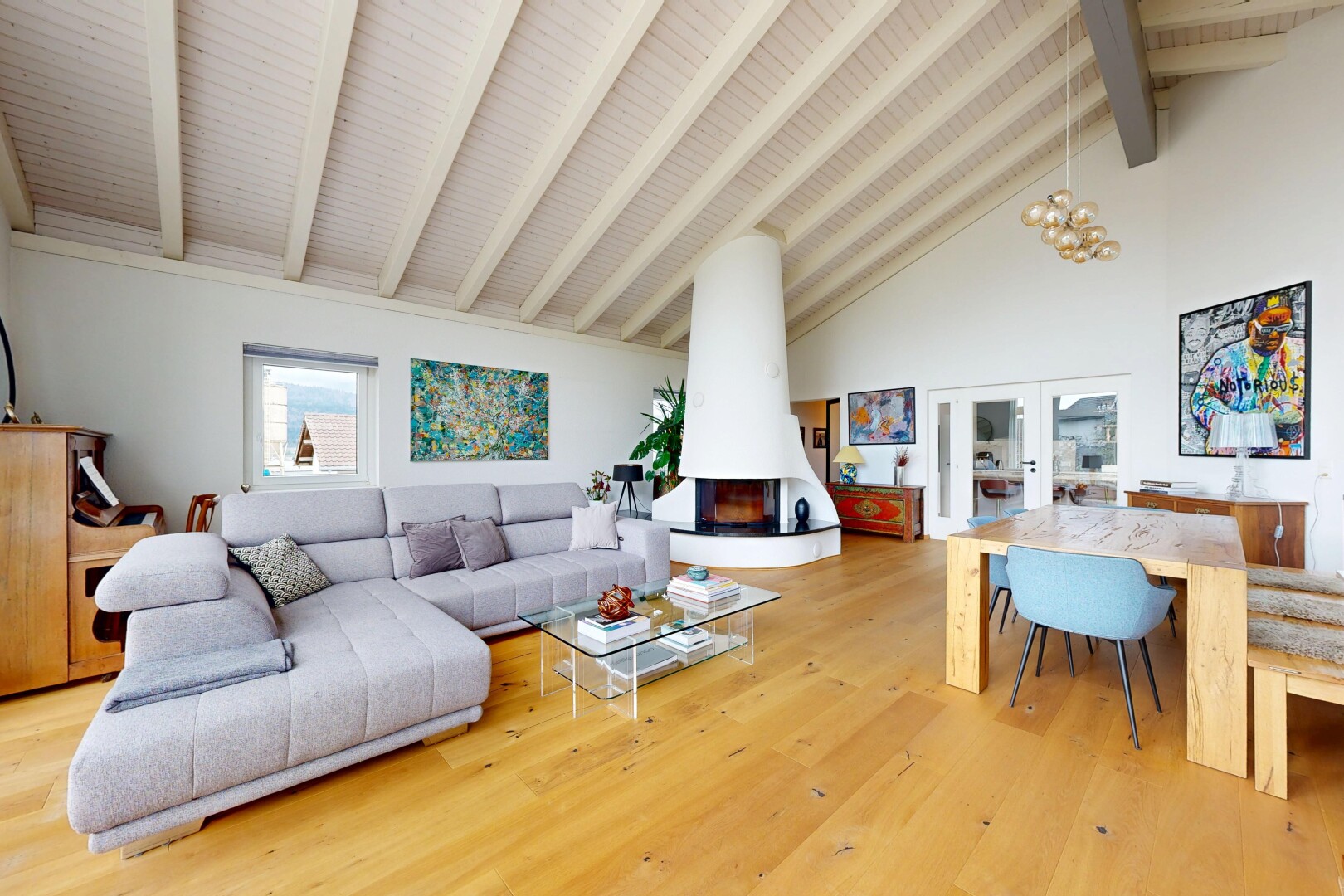 salon / salle à manger avec portes-fenêtres, inside property, plafond à poutres, beamed ceiling, et sol en finition bois
