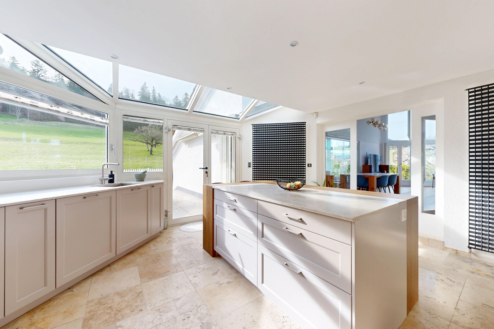 cuisine avec armoires de style shaker, shaker cabinets, light floor, light countertops, et îlot de cuisine