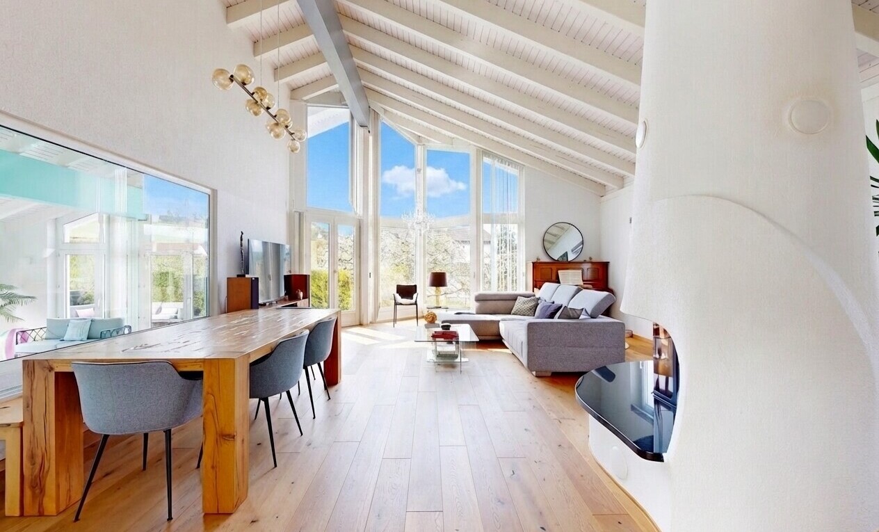 salon / salle à manger avec sol en finition bois, wood finish floor, inside property, télévision, et plafond haut