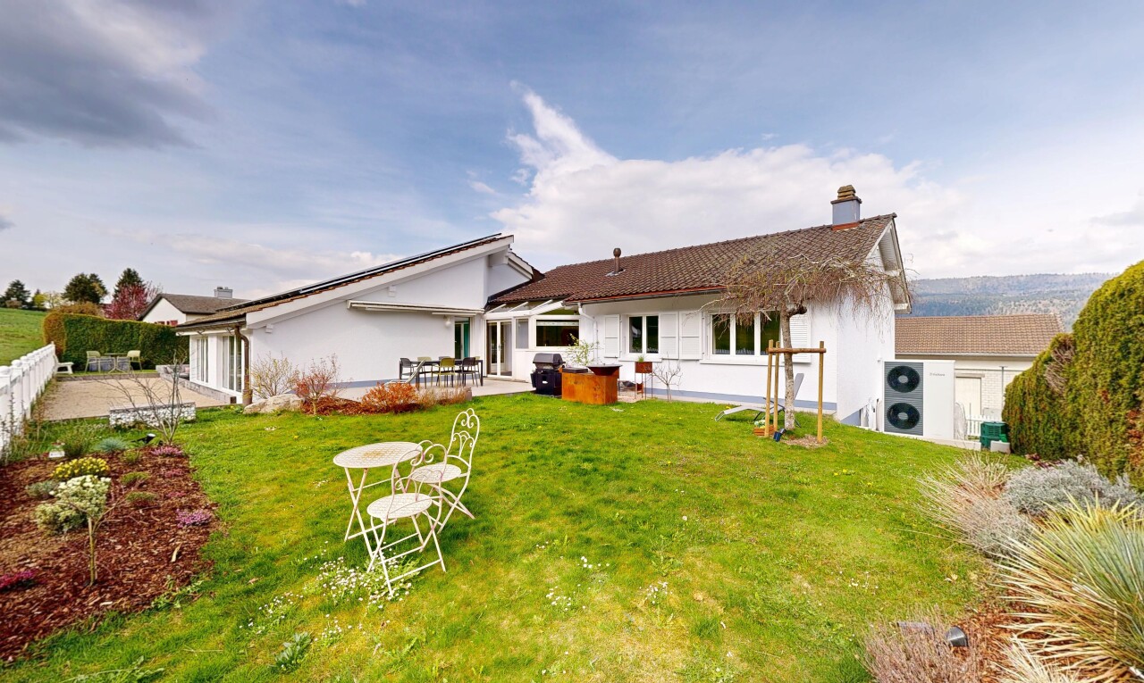 façade avec property visible, day time, bardage en stuc, pelouse, et terrasse