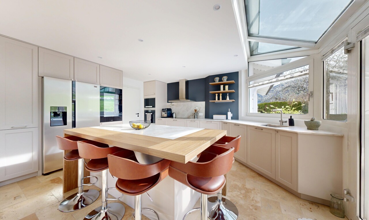 cuisine avec butcher block countertops, plans de travail en bois de boucher, light countertops, open shelves, et étagères ouvertes