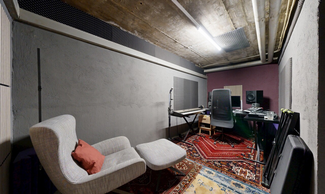 bureau avec inside property, espace bureau, plafond en béton, et concrete ceiling