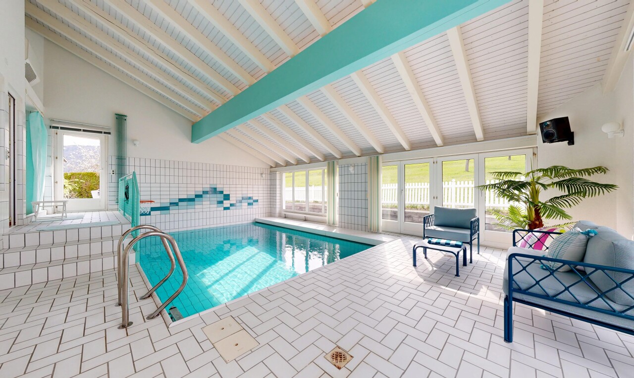 piscine avec piscine, rampe, et télévision