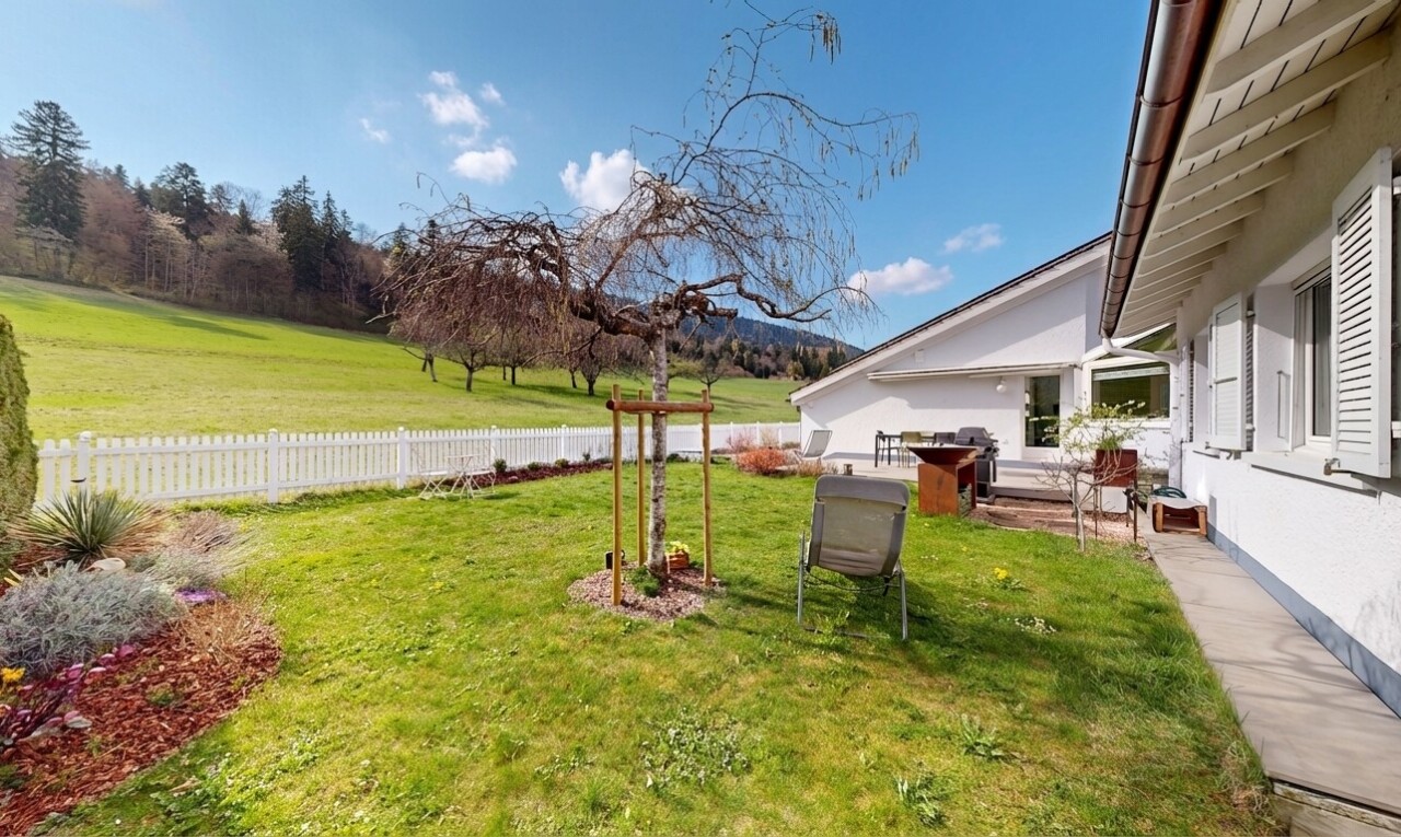 jardin avec from property, pelouse, day time, clôture, et terrasse