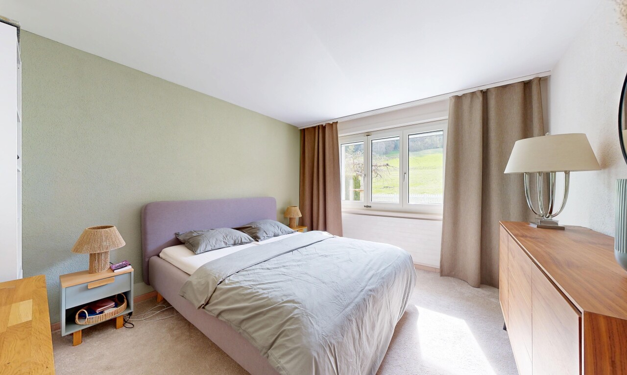 chambre avec inside property, moquette, carpet, lumière naturelle, et natural light