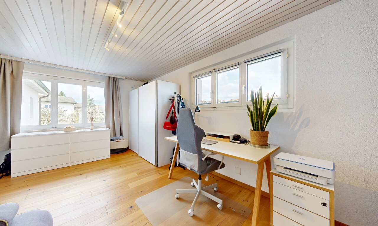 bureau avec éclairage sur rail, track lighting, lumière naturelle, natural light, et espace bureau