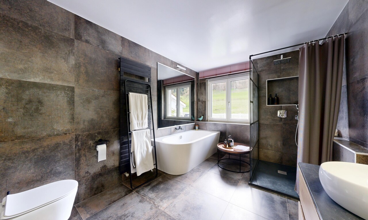 salle de bains avec mur en carrelage, tile wall, bain, lavabo (ou coiffeuse selon le contexte), et salle de bain complète