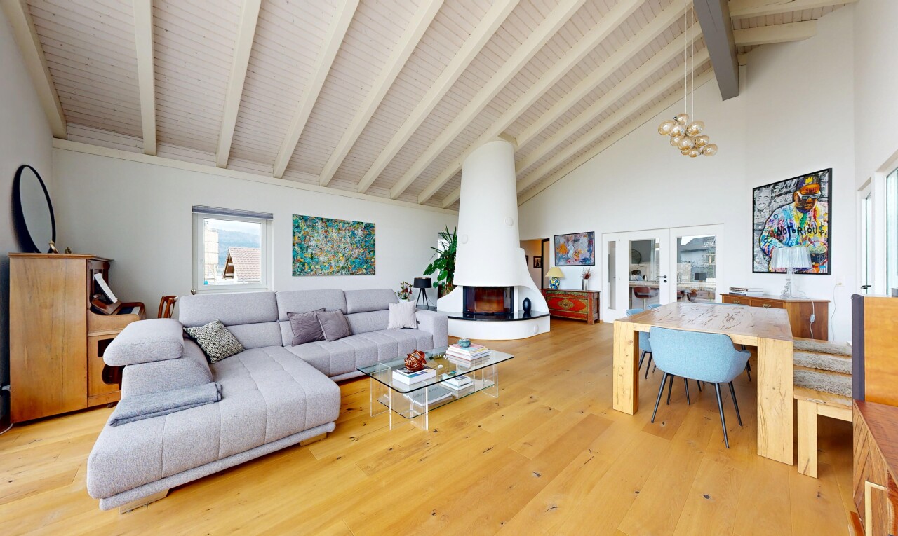 salon / salle à manger avec portes-fenêtres, inside property, plafond à poutres, beamed ceiling, et sol en finition bois