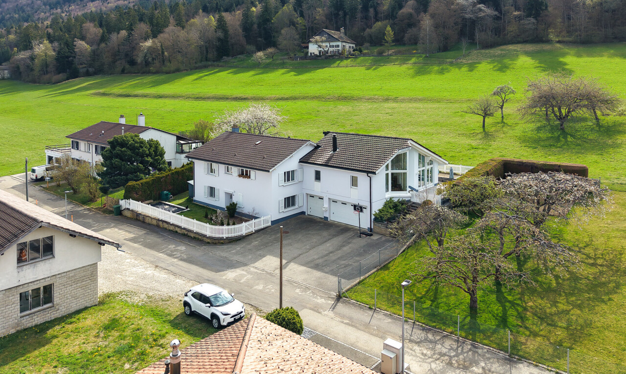 façade avec garage intégré, pelouse, vue rurale, rural view, et allée