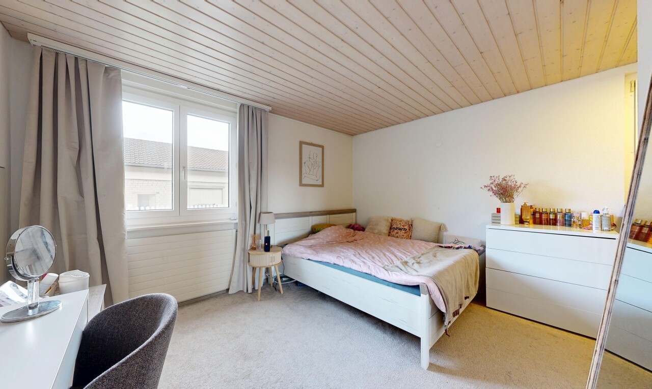 chambre avec wood ceiling, plafond en bois, natural light, lumière naturelle, et inside property