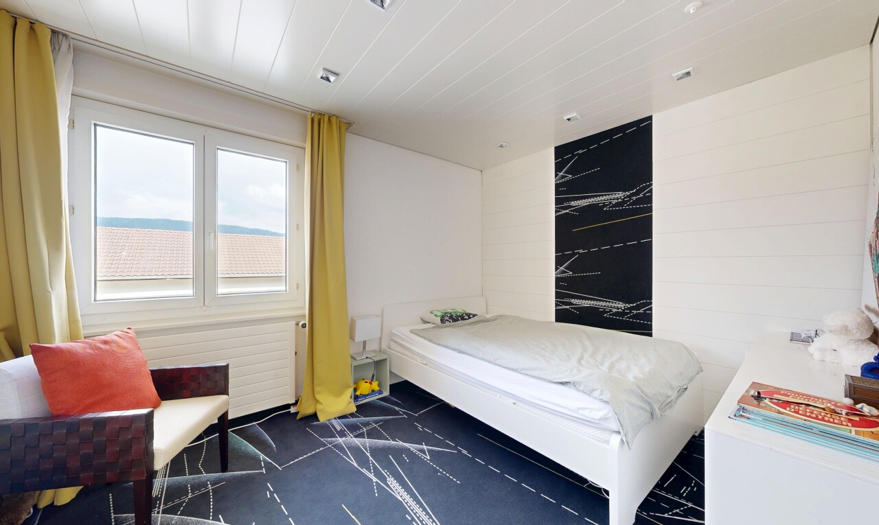 chambre avec inside property, dark floor, natural light, et lumière naturelle