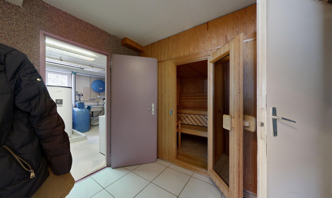 chambre avec inside property, light floor, sauna, sol en carrelage, et tile floor