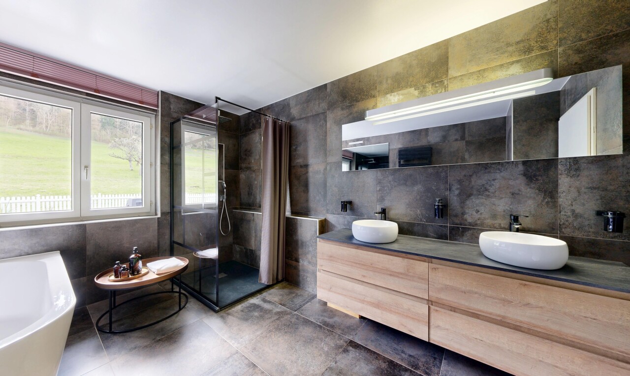 salle de bains avec bain, double vasque, mur en carrelage, tile wall, et inside property