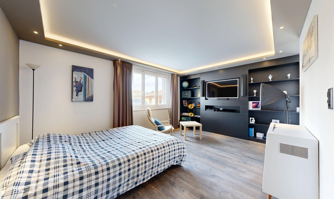 chambre avec éclairage encastré, recessed lighting, inside property, déshumidificateur, et télévision