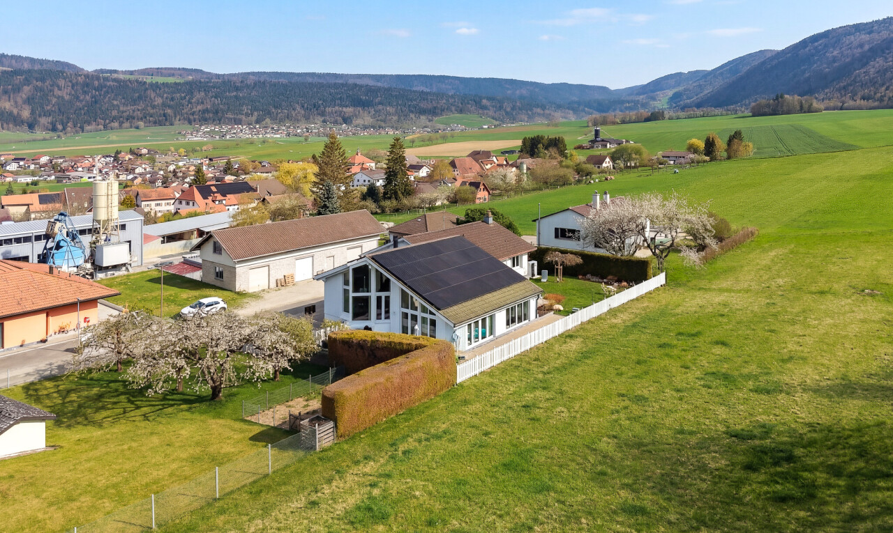 façade avec day time, vue sur la montagne, mountain view, véranda, et clôture