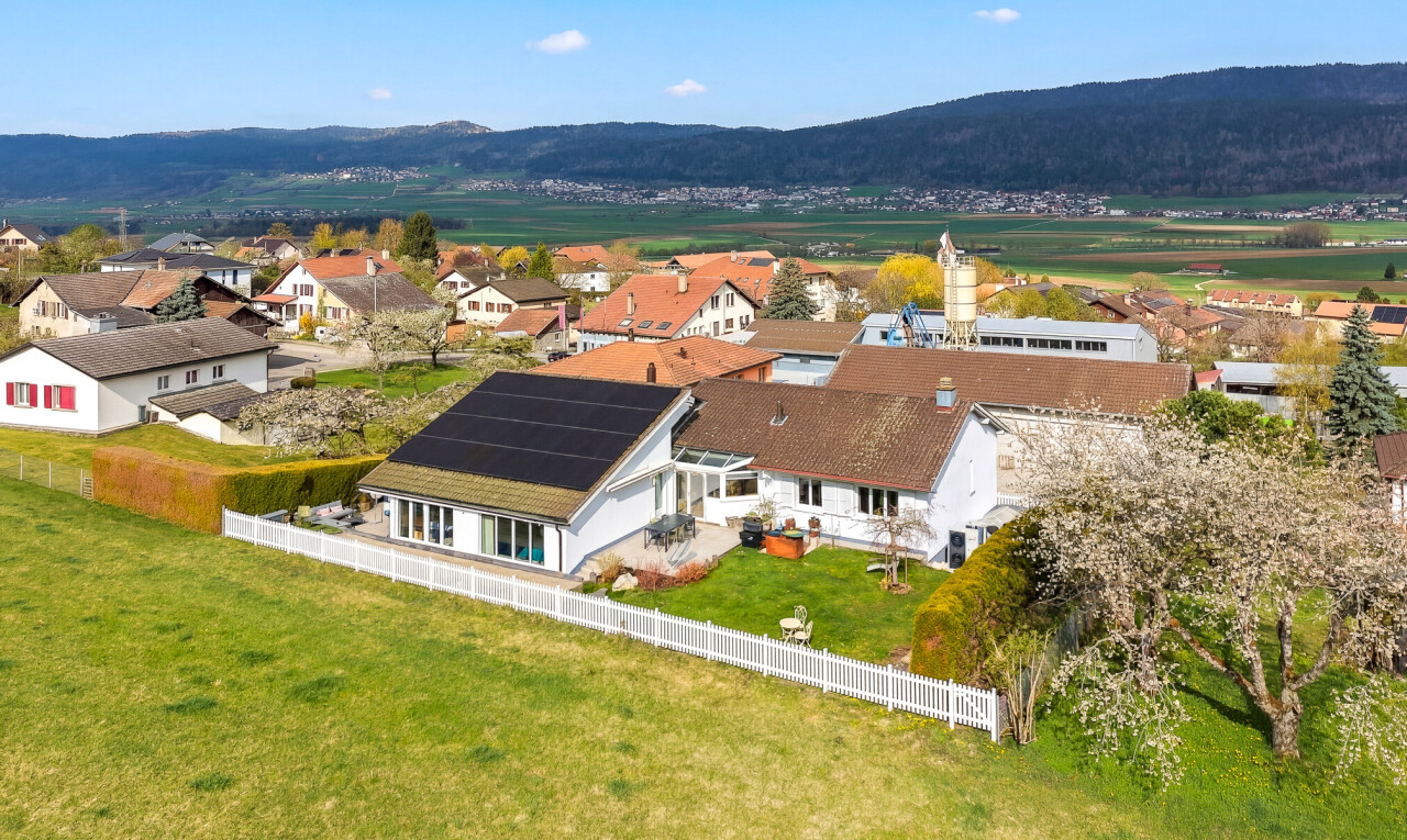 façade avec panneaux solaires, day time, clôture, drone view, et vue sur la montagne