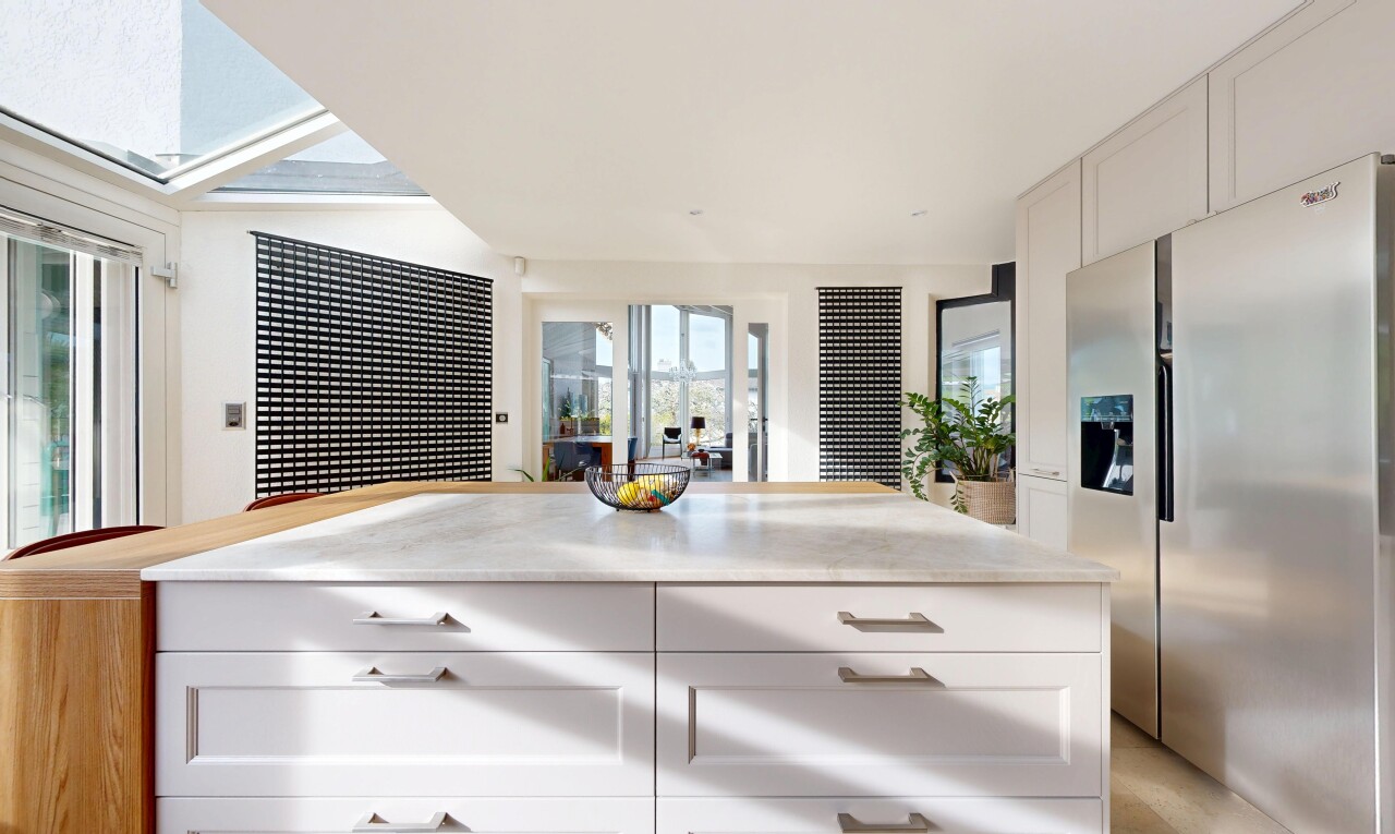 cuisine avec réfrigérateur, light countertops, armoires de style shaker, shaker cabinets, et inside property