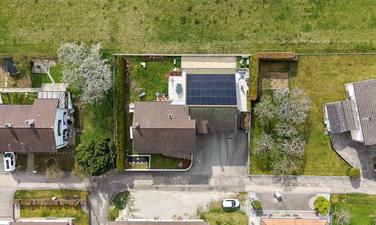 façade avec panneaux solaires et aerial view