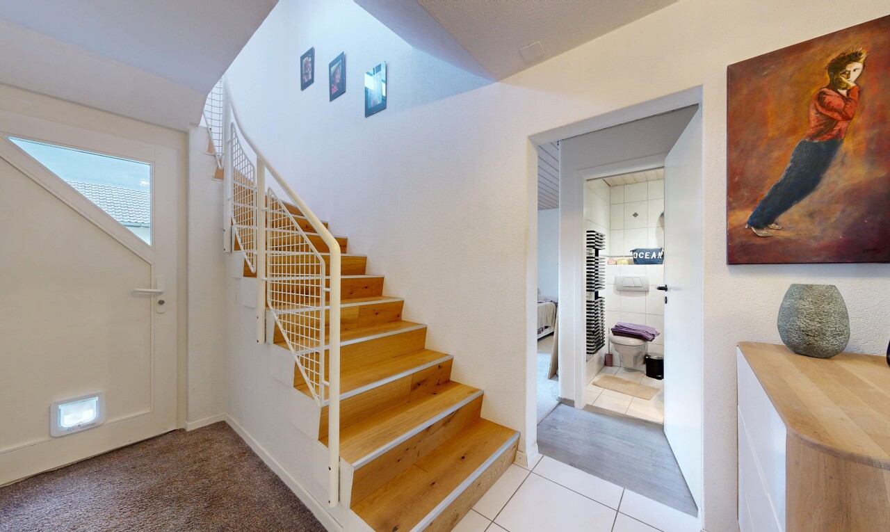 escaliers avec inside property, escaliers, tile floor, sol en carrelage, et drywall