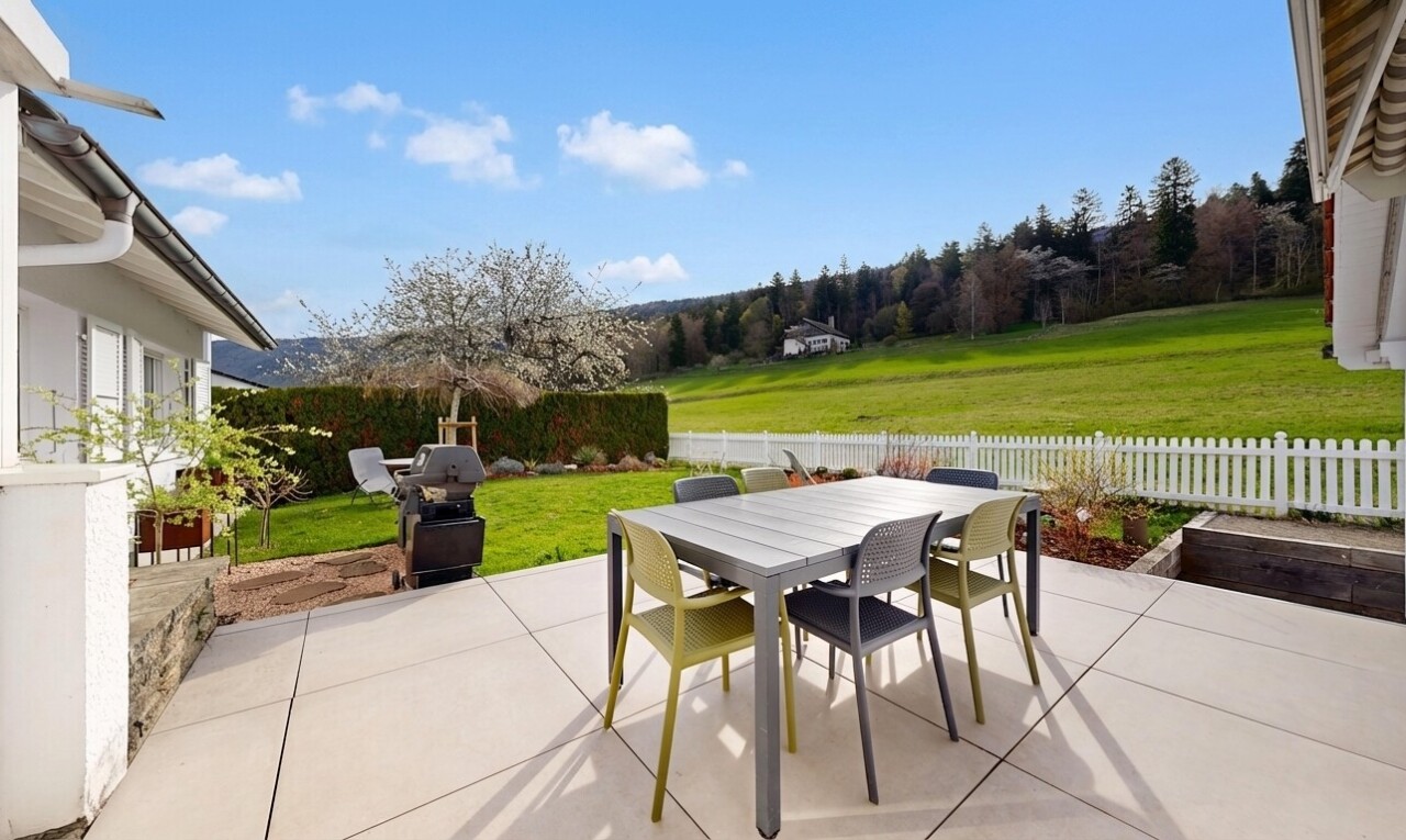 terrasse avec from property, coin repas extérieur, terrasse, pelouse, et clôture